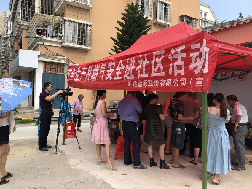 居民們井然有序排隊(duì)辦理立戶(hù)工作_副本.jpg 居民們井然有序排隊(duì)辦理立戶(hù)工作_副本.jpg